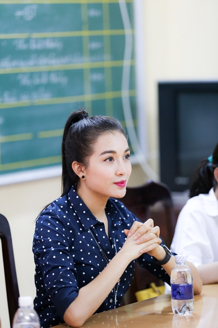 Á hậu Lệ Hằng thăm các thầy cô nhân ngày 20-11 ảnh 1