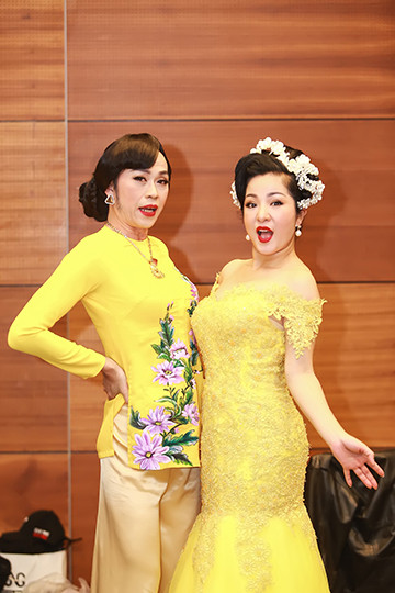 Thúy Nga "đọ dáng" cùng Hoài Linh ảnh 3