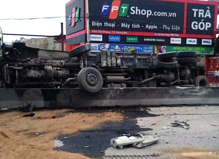 Xe bồn mất lái lật nghiêng, hàng ngàn lít xăng tràn ra đường ảnh 2