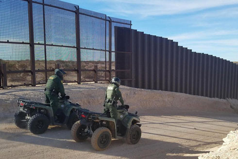 Tổng thống Mỹ Donald Trump vẫn quyết dùng "bàn tay sắt" với người nhập cư ảnh 1