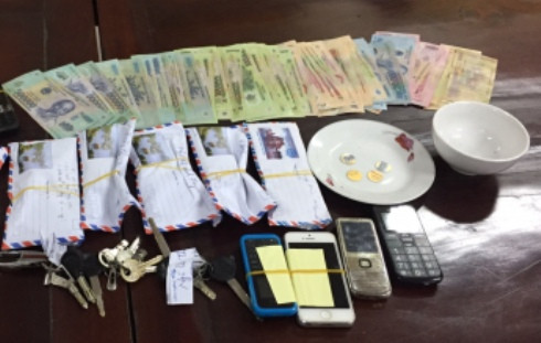 Phá ổ xóc đĩa 15 đối tượng, 8 "con bạc" có tiền án ảnh 2 Phá ổ xóc đĩa 15 đối tượng, 8 "con bạc" có tiền án ảnh 2