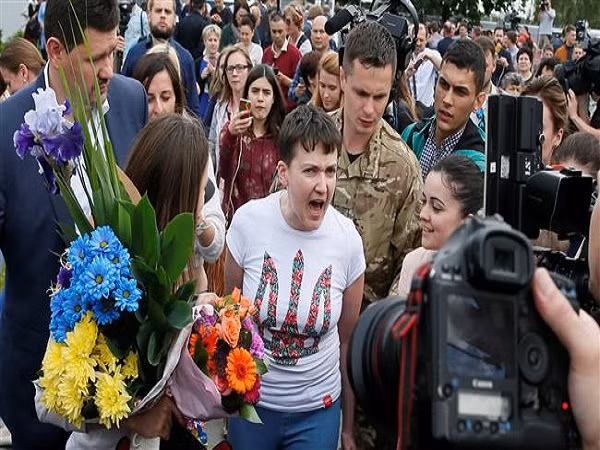 Nữ phi công Ukraine được thả tự do đã trở về Kiev ảnh 1
