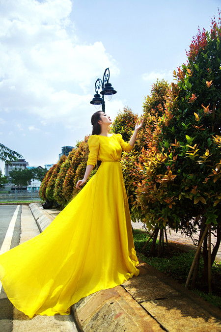 MC Kim Trang “thả dáng” kiêu kỳ với đầm vàng rực rỡ ảnh 2