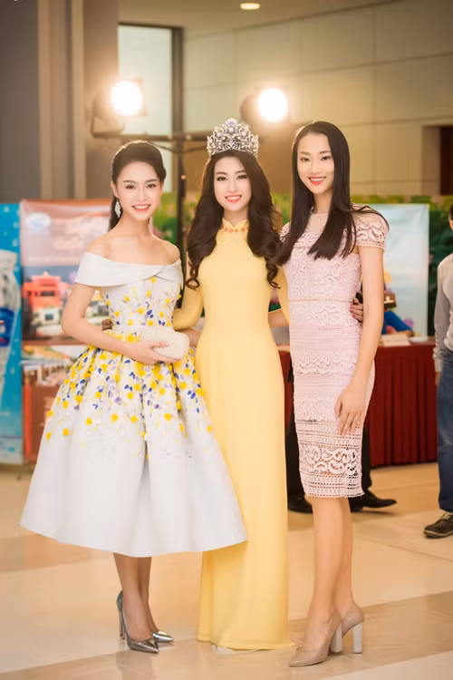 "Người đẹp truyền thông" Ngọc Vân khoe vai trần quyến rũ ảnh 1