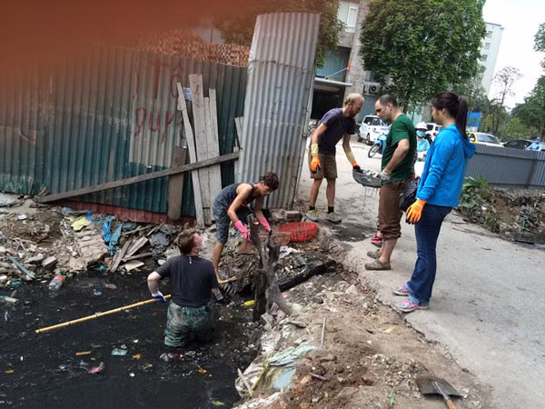 Giật mình ý thức người Việt từ việc ông tây dọn rác ảnh 2