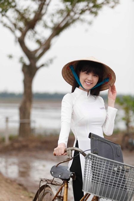 Ngọc Trinh đẹp dịu dàng, ngọt ngào trong tà áo dài trắng ảnh 2