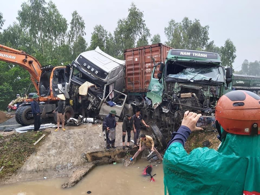 Tai nạn giữa hai container và máy xúc, 3 tài xế bị thương ảnh 1 Tai nạn giữa hai container và máy xúc, 3 tài xế bị thương ảnh 1