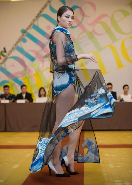 Người mẫu Nguyễn Tú "đốt mắt" khán giả với trang phục "kín trên hở dưới" ảnh 6