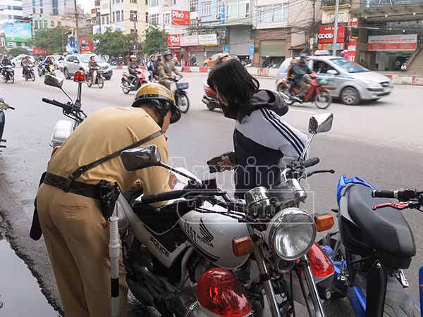 Không đội mũ bảo hiểm: Vi phạm chủ yếu là học sinh đi xe đạp điện ảnh 5