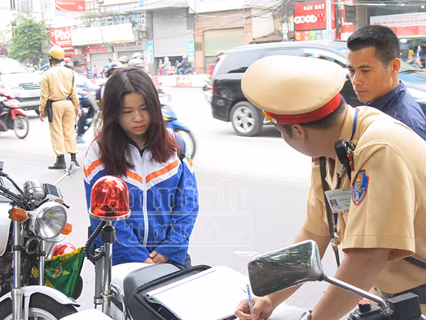 Không đội mũ bảo hiểm: Vi phạm chủ yếu là học sinh đi xe đạp điện ảnh 7