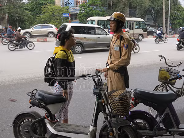Không đội mũ bảo hiểm: Vi phạm chủ yếu là học sinh đi xe đạp điện ảnh 4