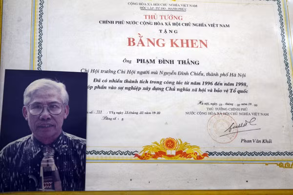 Người thầy thắp sáng những mảnh đời trong bóng tối ảnh 9