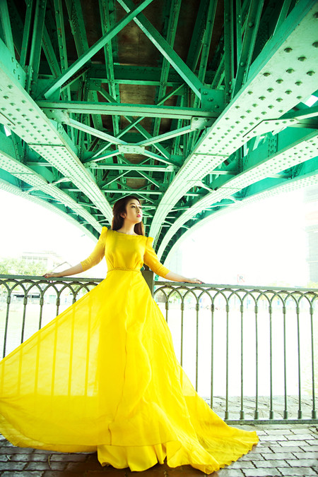 MC Kim Trang “thả dáng” kiêu kỳ với đầm vàng rực rỡ ảnh 4