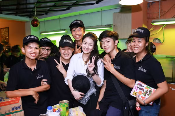 Thủy Top cùng fan đi giúp người nghèo giữa đêm ảnh 7
