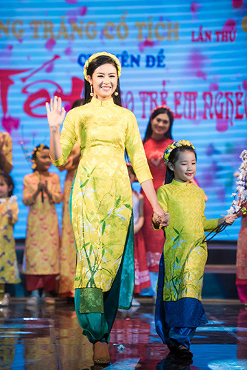 Hoa hậu Bản sắc Việt toàn cầu Thu Ngân trình diễn áo dài của Ngọc Hân ảnh 9