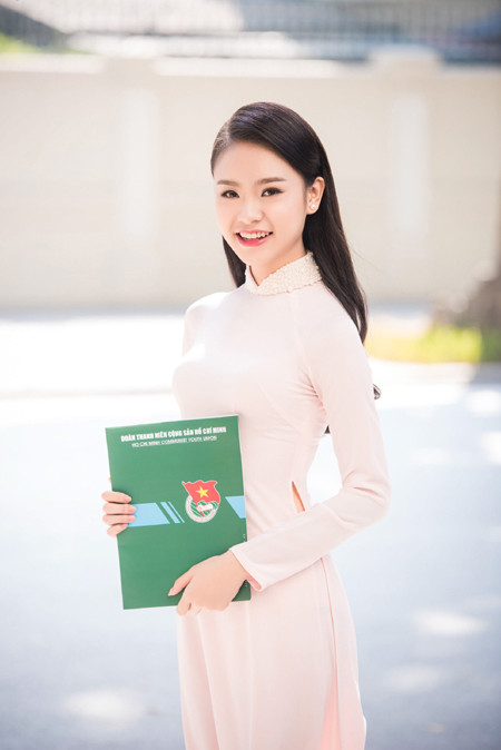 "Cô gái vàng" Hoa hậu Việt Nam "hút mắt" với áo dài ảnh 6 "Cô gái vàng" Hoa hậu Việt Nam "hút mắt" với áo dài ảnh 6