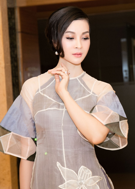 "Người đẹp không tuổi" Thanh Mai hút mắt với áo dài cách tân ảnh 3 "Người đẹp không tuổi" Thanh Mai hút mắt với áo dài cách tân ảnh 3