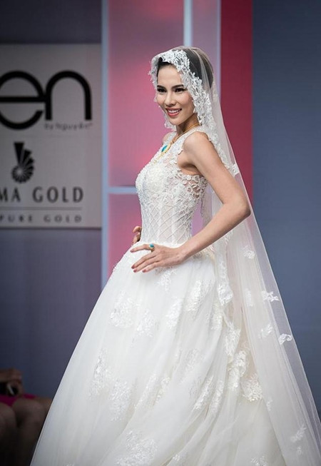 Đàm Vĩnh Hưng đội vương miện bằng vàng, đeo nhẫn cưới cho Võ Hoàng Yến ảnh 9