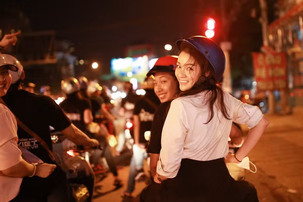 Thủy Top cùng fan đi giúp người nghèo giữa đêm ảnh 3