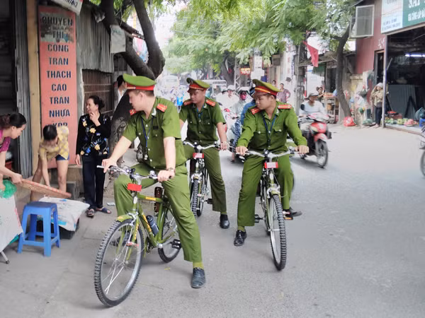 Miệt mài với những chiếc xe đạp tuần tra ảnh 1