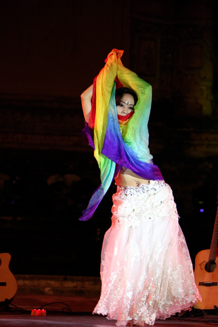 Festival Huế: Màn múa bụng nóng bỏng giữa không gian trầm mặc ảnh 7