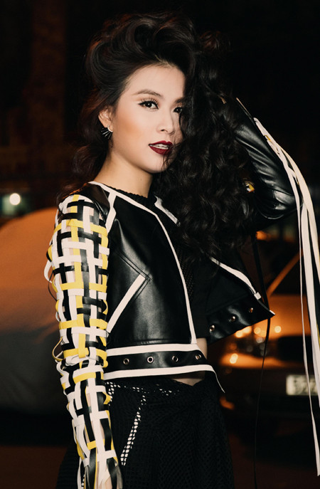 Hoàng Thùy Linh mang motor khủng lên sân khấu "đọ sức nóng" tại The Remix ảnh 1