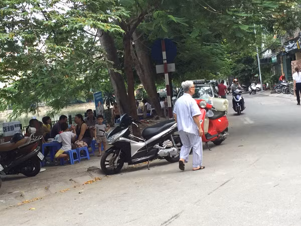 Nước hồ Đầm Tròn ngày càng bốc mùi nặng ảnh 2