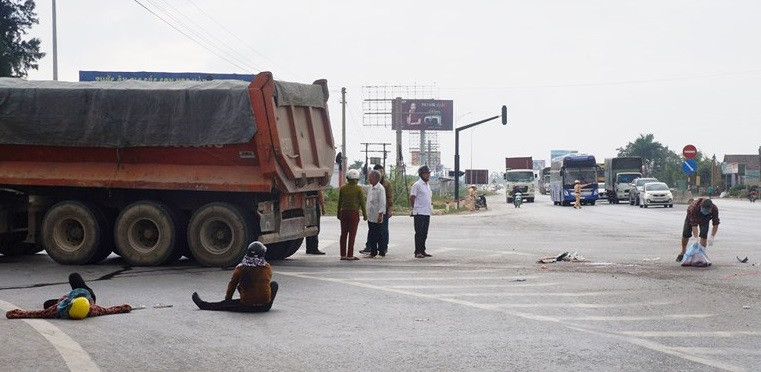 Đi chăm vợ ốm ở bệnh viện về, người đàn ông bị xe tải cán tử vong ảnh 1
