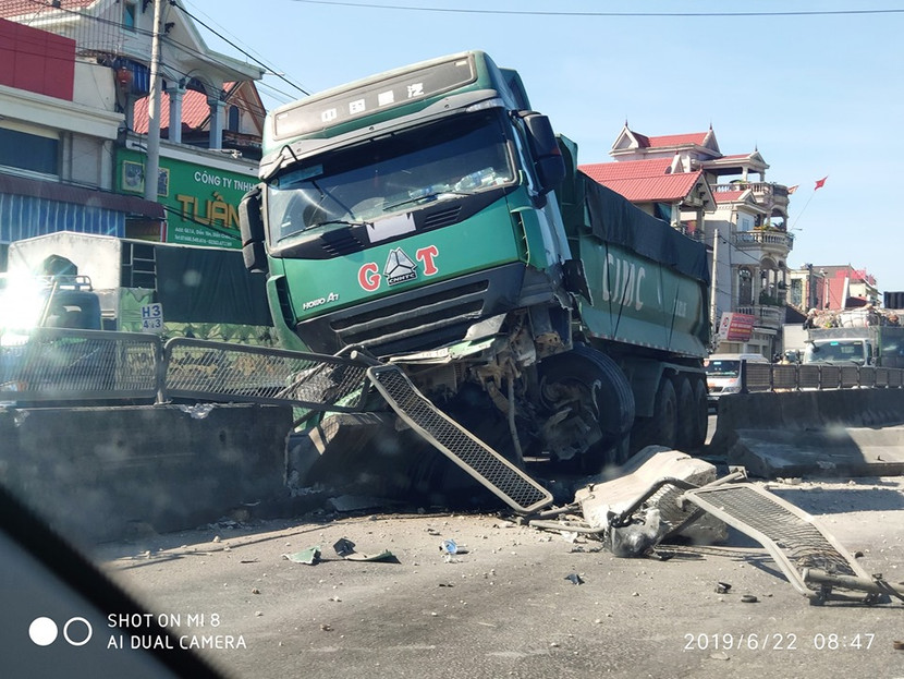 Tai nạn liên hoàn giữa 4 xe ô tô khiến QL1A ách tắc ảnh 1