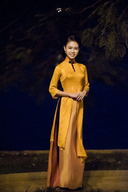 Diện áo dài lạ mắt, "người đẹp truyền thông" Ngọc Vân bị vây kín ở sự kiện ảnh 3