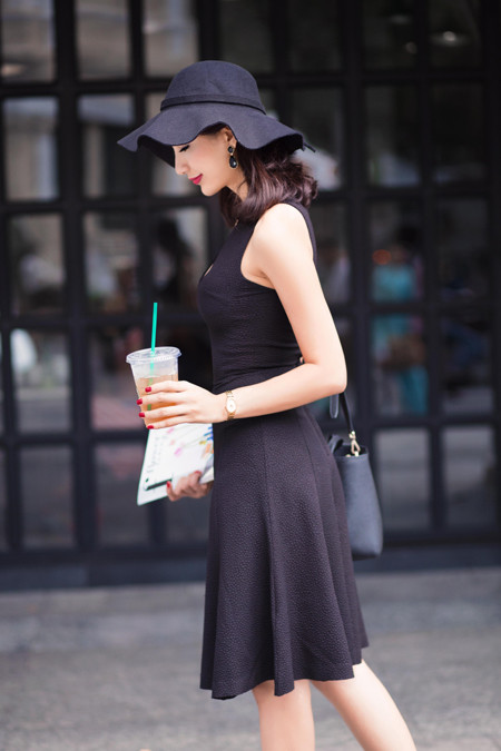 Hoa hậu Ngọc Diễm gợi cảm khoe lưng ong xuống phố ảnh 6