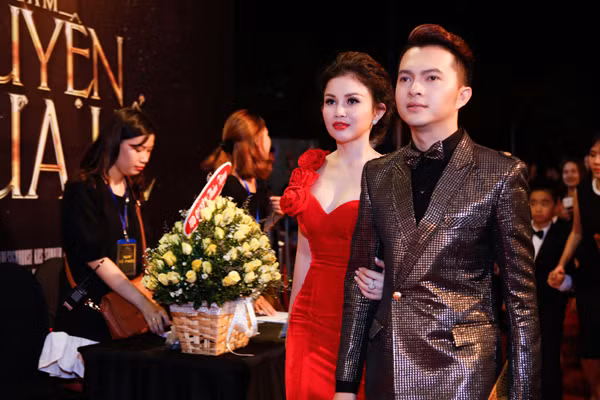 Janny Thủy Trần diện đầm khoe vai trần và vòng 1 gợi cảm ảnh 3