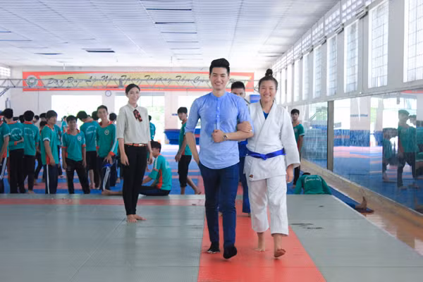 Hoa hậu Đặng Thu Thảo trình diễn catwalk với vận đông viên Judo ảnh 4