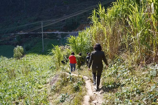 Công an Thủ đô sẻ chia với trẻ em nghèo nơi địa đầu Tổ quốc ảnh 5