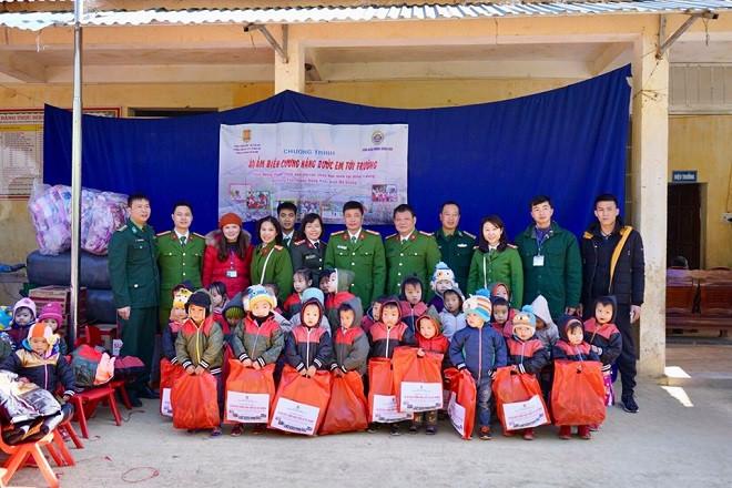 Công an Thủ đô sẻ chia với trẻ em nghèo nơi địa đầu Tổ quốc ảnh 6 Công an Thủ đô sẻ chia với trẻ em nghèo nơi địa đầu Tổ quốc ảnh 6