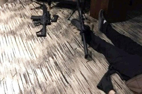 Tấm biển "không làm phiền" che giấu tội ác của kẻ xả súng ảnh 1