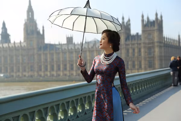 Á hậu Huyền My mang vẻ đẹp thiếu nữ Hà thành tới London ảnh 4