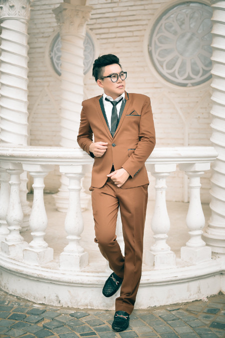 "Phù thuỷ" Tommy Nguyễn hoá thân thành mẫu nam hút mắt ảnh 1