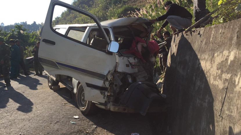 Xe chở cán bộ trung tâm dạy nghề đâm vào taluy, 2 người chết, 6 người bị thương ảnh 1 Xe chở cán bộ trung tâm dạy nghề đâm vào taluy, 2 người chết, 6 người bị thương ảnh 1