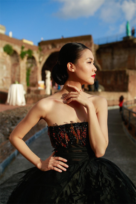 Hoa hậu Thuỳ Dung hội ngộ Kha Mỹ Vân trong show thời trang tại Rome ảnh 1