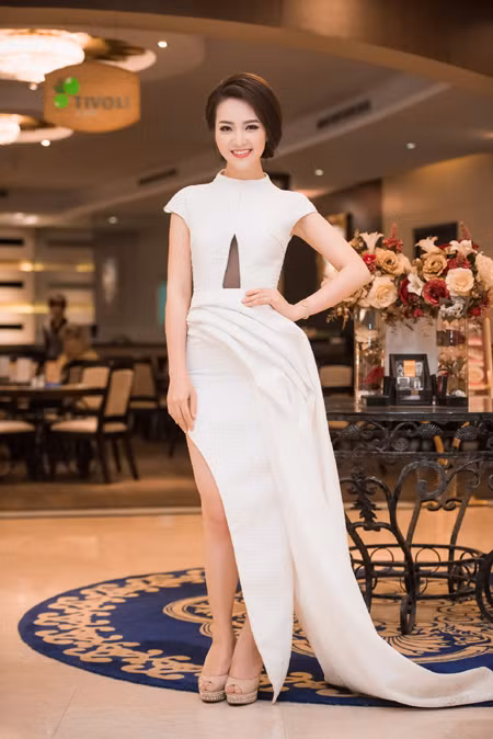 Á hậu Thụy Vân khoe nhan sắc rạng ngời ảnh 2