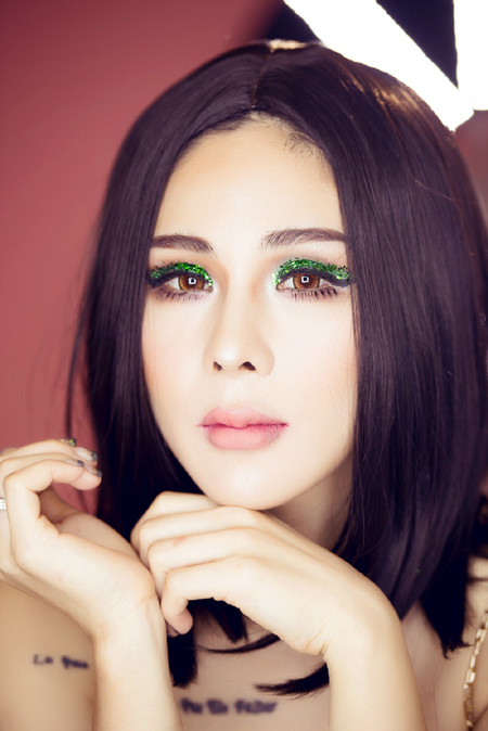 Tina Lê quyến rũ với xu hướng trang điểm mắt nhũ lấp lánh ảnh 4