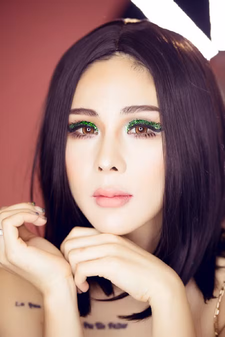 Tina Lê quyến rũ với xu hướng trang điểm mắt nhũ lấp lánh ảnh 4