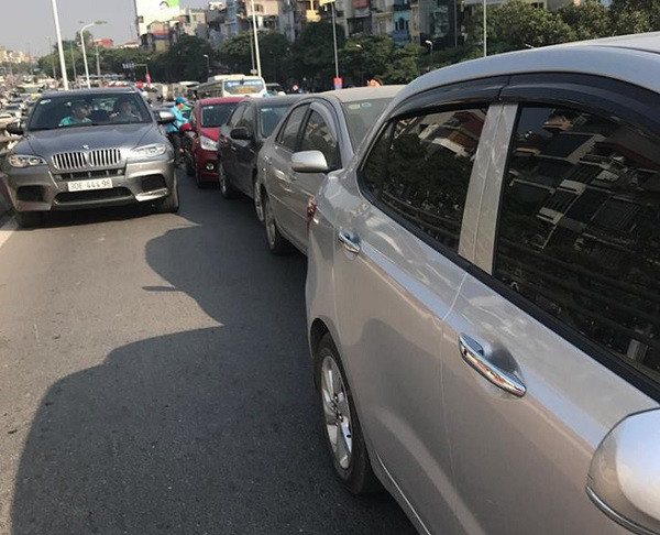 Theo thông tin ban đầu của người dân có mặt tại hiện trường, một vụ tai nạn liên hoàn đã xảy ra giữa 4 xe hơi đang lưu thông cùng chiều.