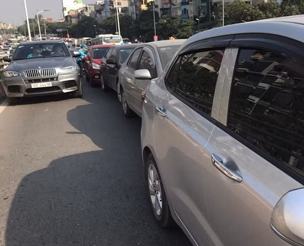 Theo thông tin ban đầu của người dân có mặt tại hiện trường, một vụ tai nạn liên hoàn đã xảy ra giữa 4 xe hơi đang lưu thông cùng chiều.