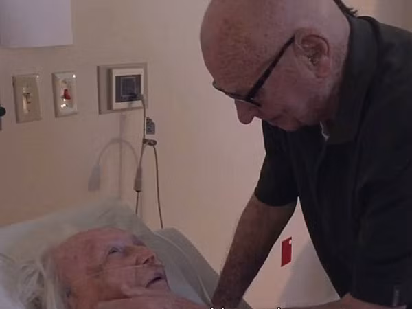 Cụ ông 92 tuổi nghẹn ngào hát tình ca bên giường bệnh vợ ảnh 1