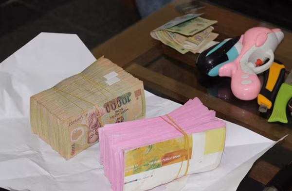 Tạm giữ hình sự đối tượng cầm kiếm bịt mặt cướp ngân hàng ảnh 2