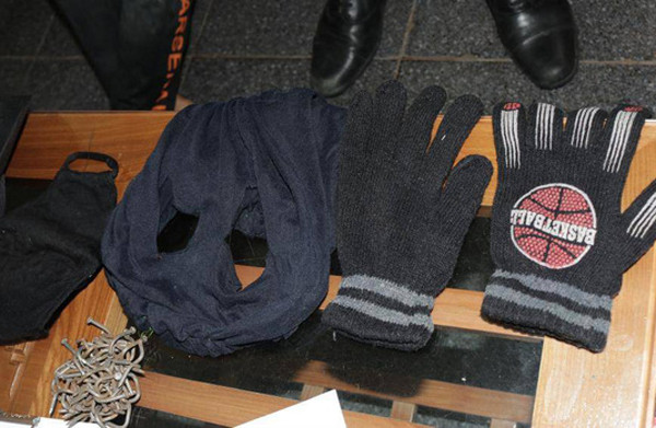 Tạm giữ hình sự đối tượng cầm kiếm bịt mặt cướp ngân hàng ảnh 3