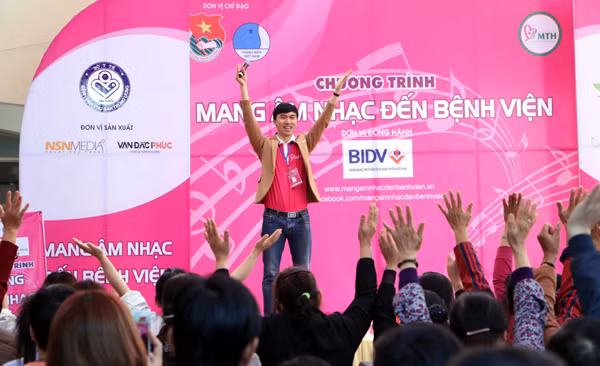 Danh hài Trà My "vác bụng bầu" lên sân khấu ảnh 2