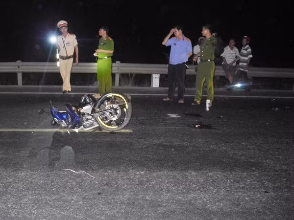 Quảng Ngãi: Truy tìm ô tô gây tai nạn chết người ảnh 1